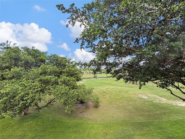 Building Photo - 1035 Country Club Dr