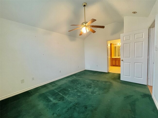 Building Photo - 704 Manor Dr
