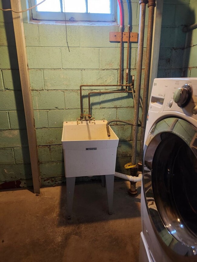 Building Photo - Single family home in great neighborhood!