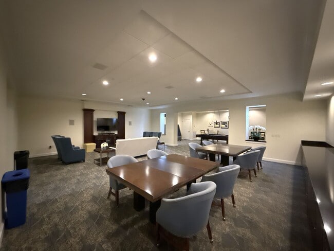 Building Photo - Fifth & Poplar - T.R. Lawing Realty Property