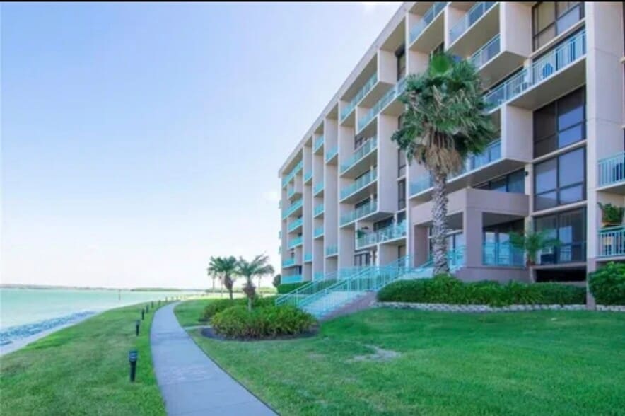 Building Photo - 1 Key Capri