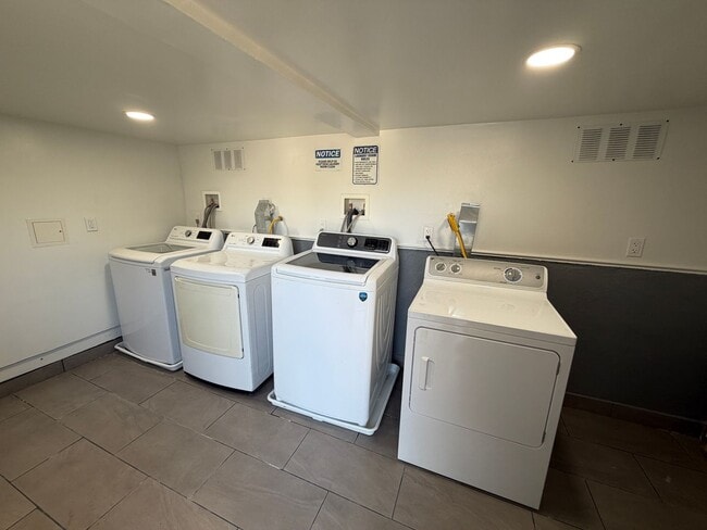 Building Photo - 879 E 28th St