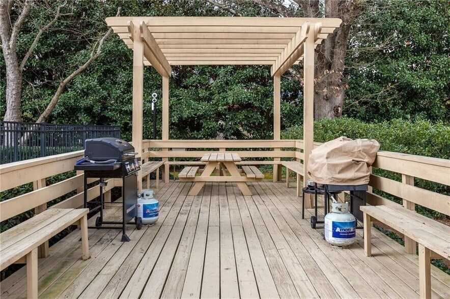 barbecue - 1501 Clairmont Rd