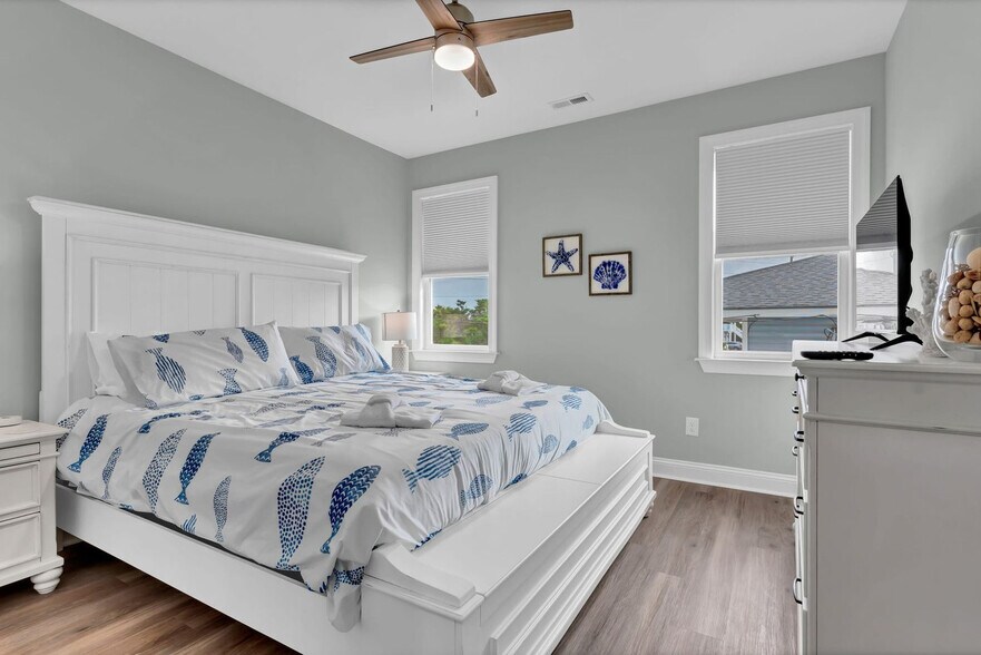 Building Photo - 822 S Topsail Dr