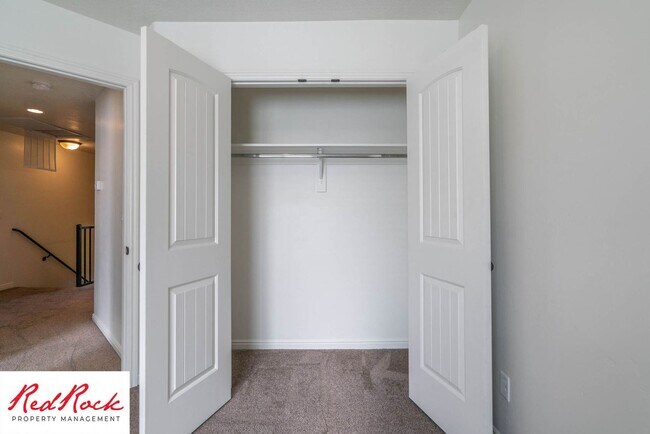 Building Photo - 3 Bedroom Townhome Near Freeway & Shopping