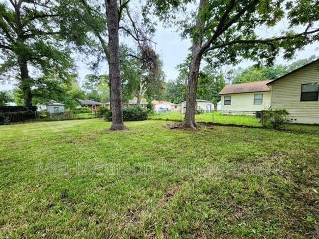 Building Photo - 105 Evora St