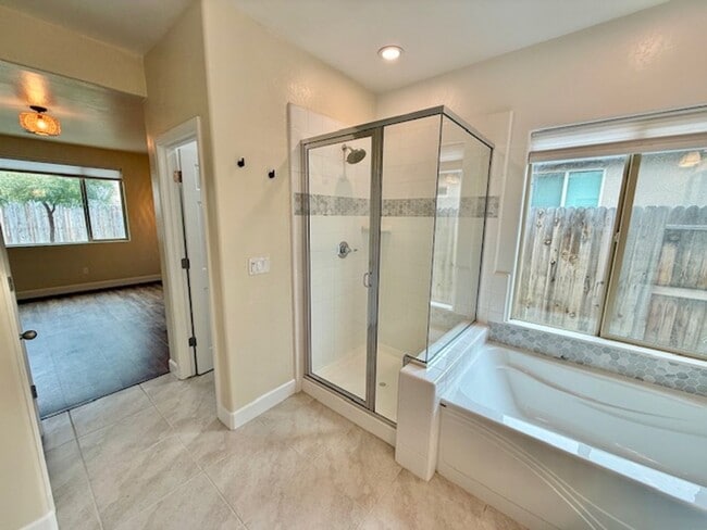 Building Photo - 3 Bedroom 2 Bathroom in SE Visalia!