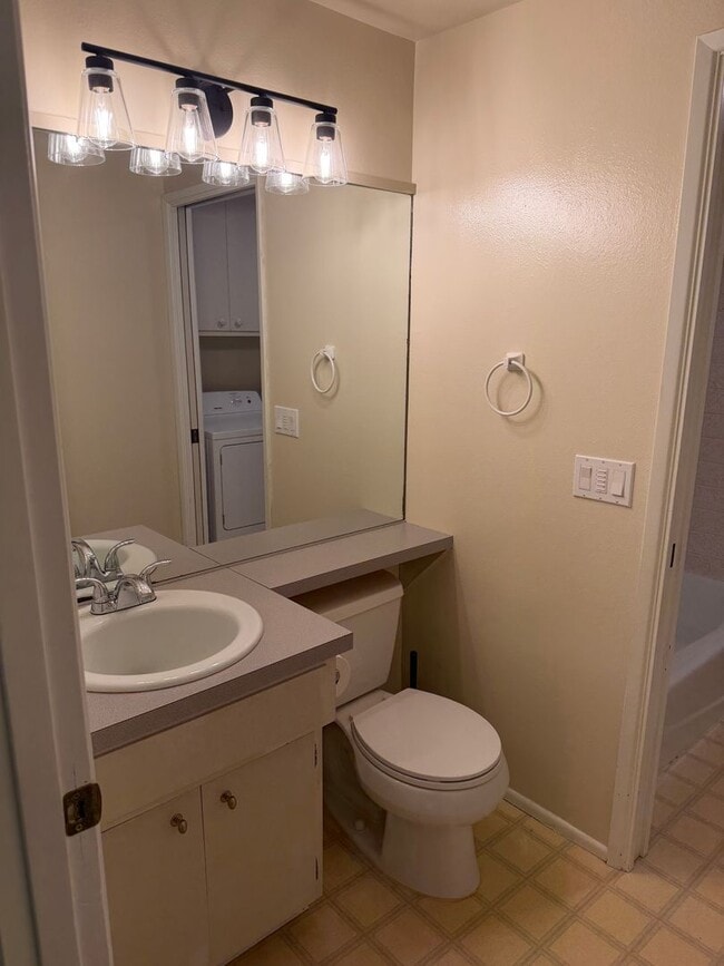 Building Photo - Beautiful 4 bedroom, 3 bathroom home in Eugene!