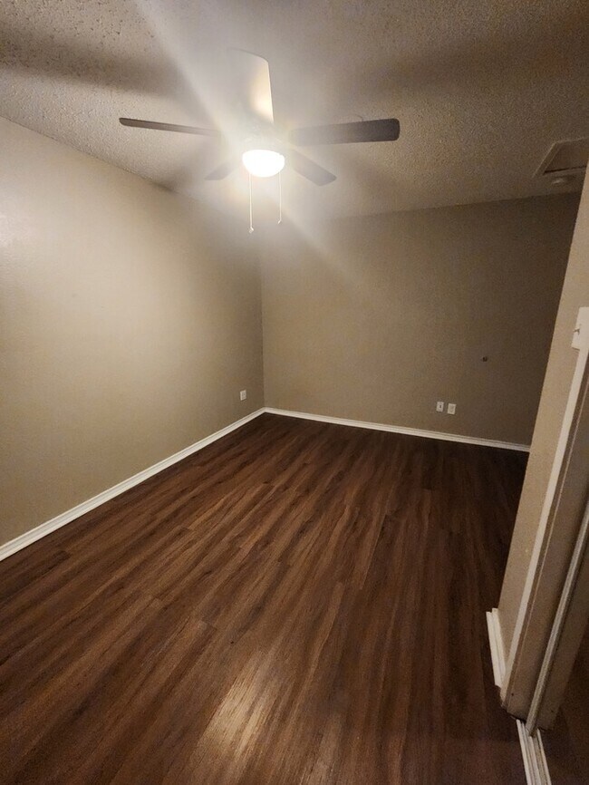 Building Photo - 4 bed 2 bath home