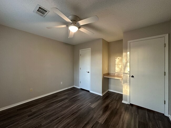 Building Photo - Gorgeously Updated 3 Bed 2 Bath 2 Car Garage