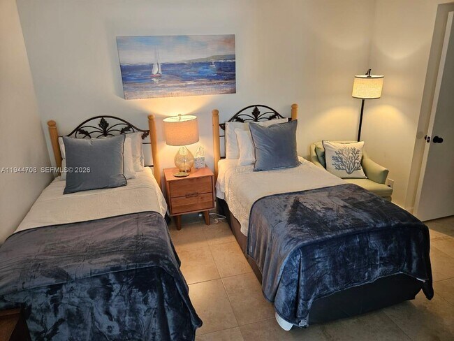 Building Photo - 5420 N Ocean Dr