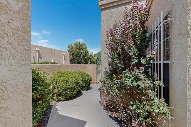Building Photo - 9824 Lagrima De Oro Rd NE