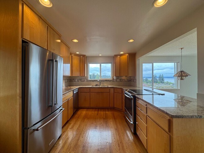 Building Photo - Stunning Three Bedroom With Amazing Views!