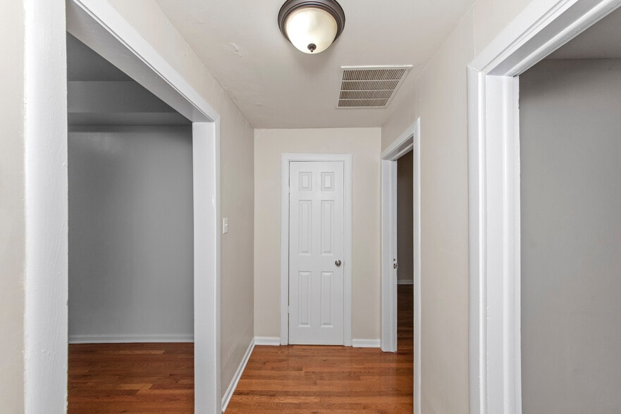 Building Photo - 3753 W Sunnyside Ave