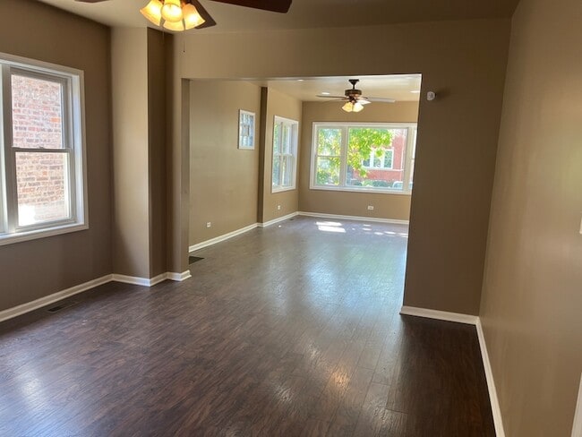 Building Photo - 722 E 91st Pl