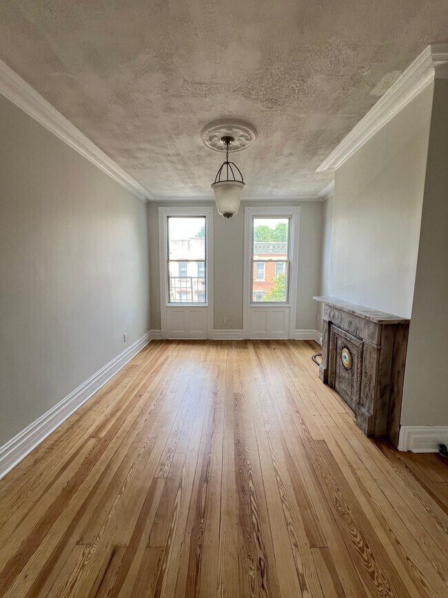 Building Photo - 492 Monmouth St
