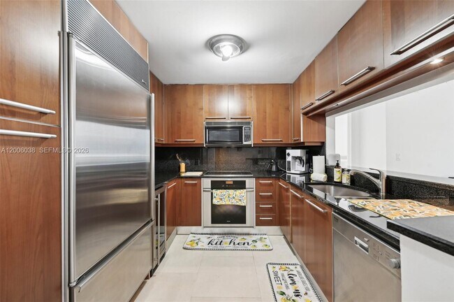 Building Photo - 901 Brickell Key Blvd