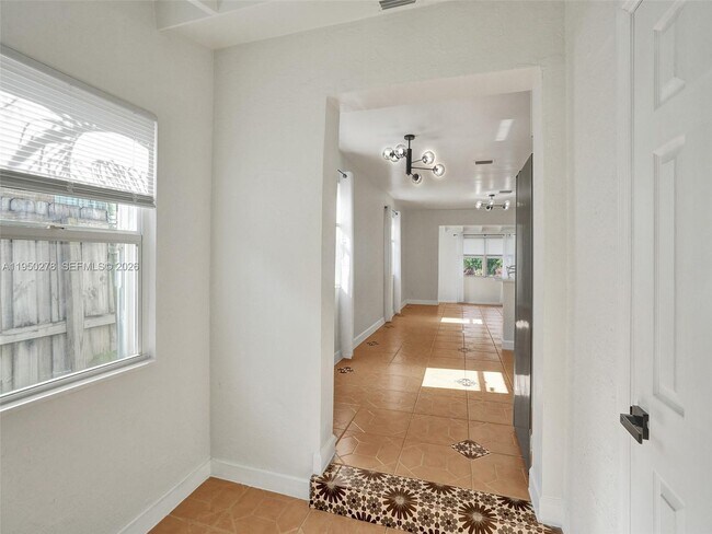 Building Photo - 920 NE 34th Ct