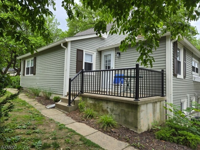 Building Photo - 439 Victory Ave