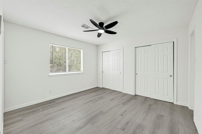 Building Photo - 14823 Elmont Dr
