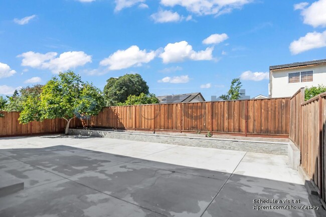 Building Photo - 1360 Goldenlake Rd