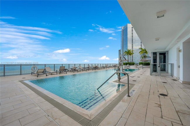 Building Photo - 1300 Brickell Bay Dr