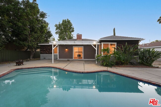 Building Photo - 6932 Mammoth Ave