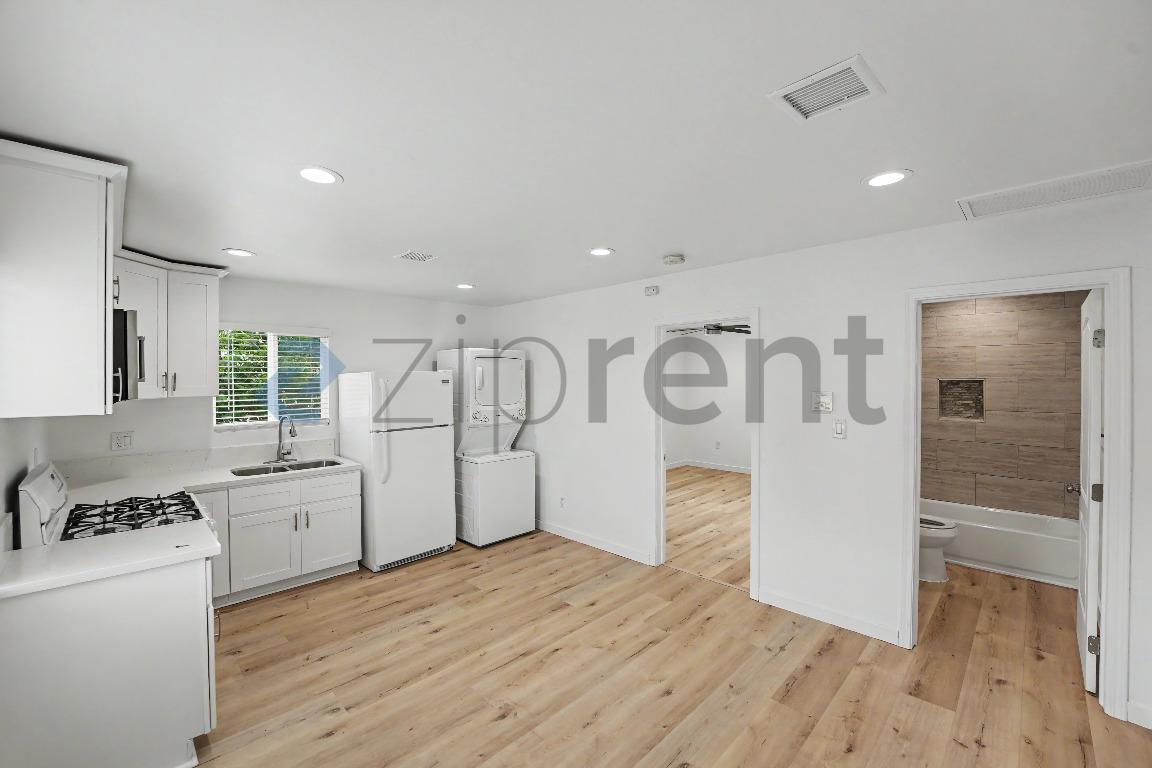 Building Photo - Unit A