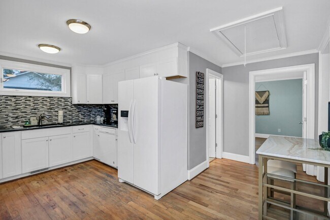 Building Photo - Walkable State Street Gem in the Heart of West Columbia