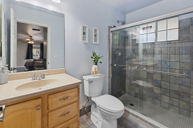 Building Photo - 8464 N 7th Ave