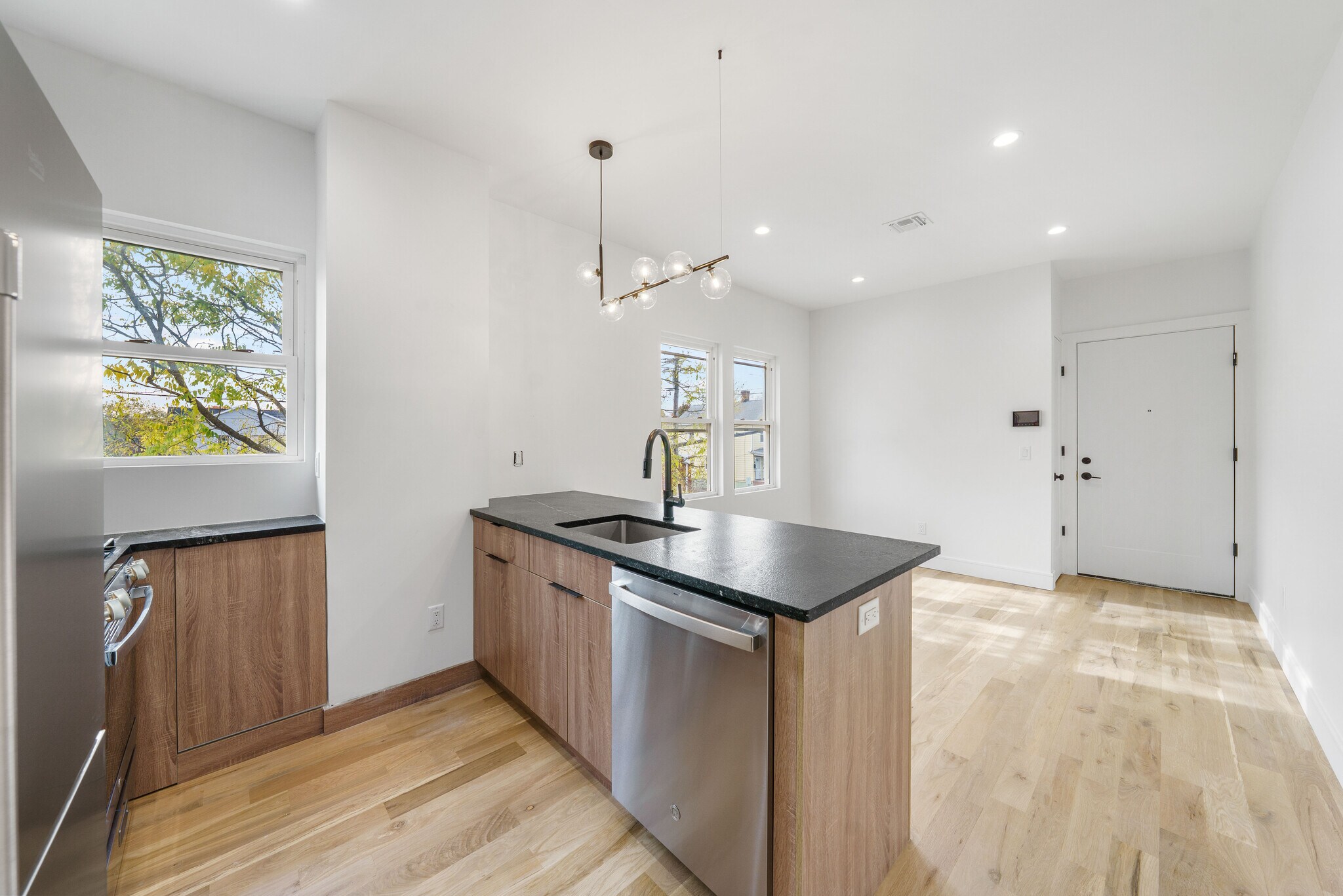 Building Photo - 114 Center St