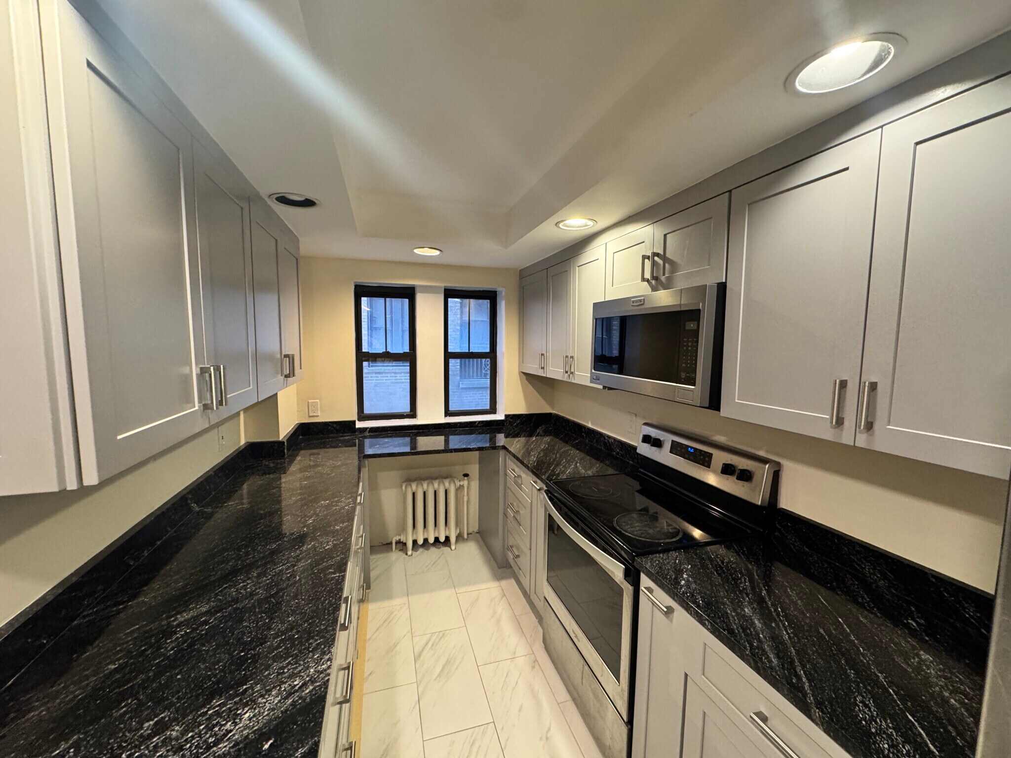 Building Photo - 452 Park Dr