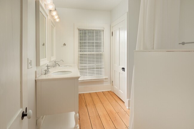 Building Photo - 14 Library St