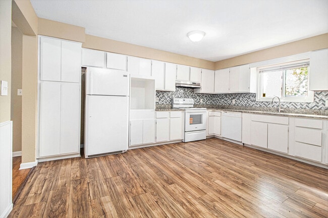 Building Photo - 392 Firwood St