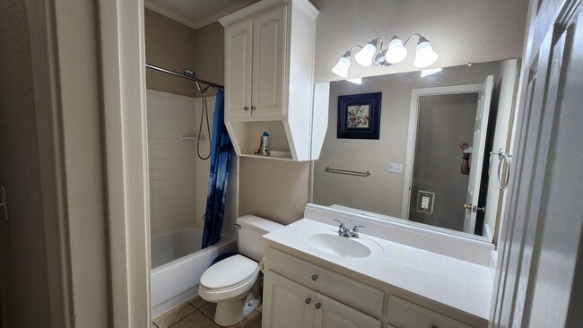 Building Photo - 1024 Heatherwood