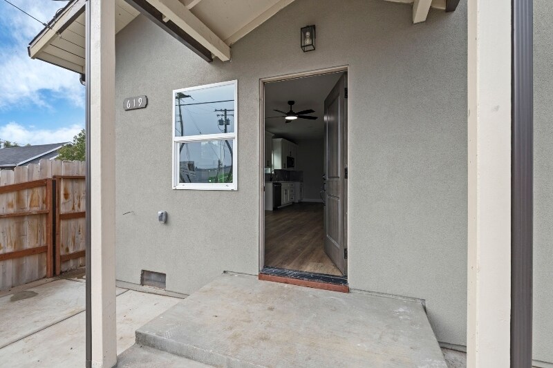 Building Photo - 619 S Sacramento St