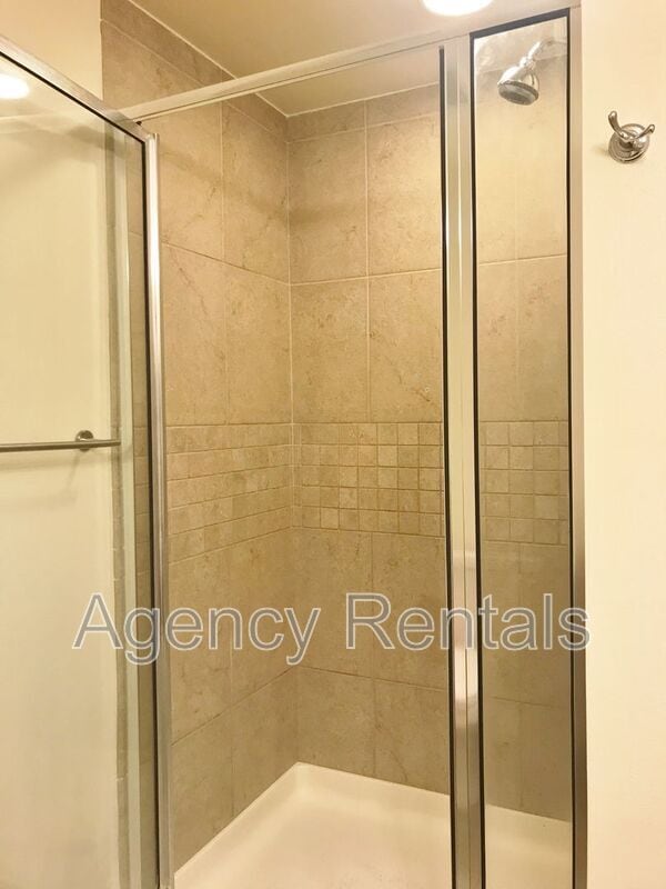 Building Photo - 600 Queen St