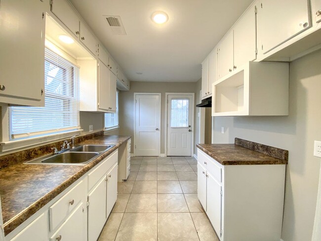 Building Photo - 3 bed 2 bath home recently renovated in Be...