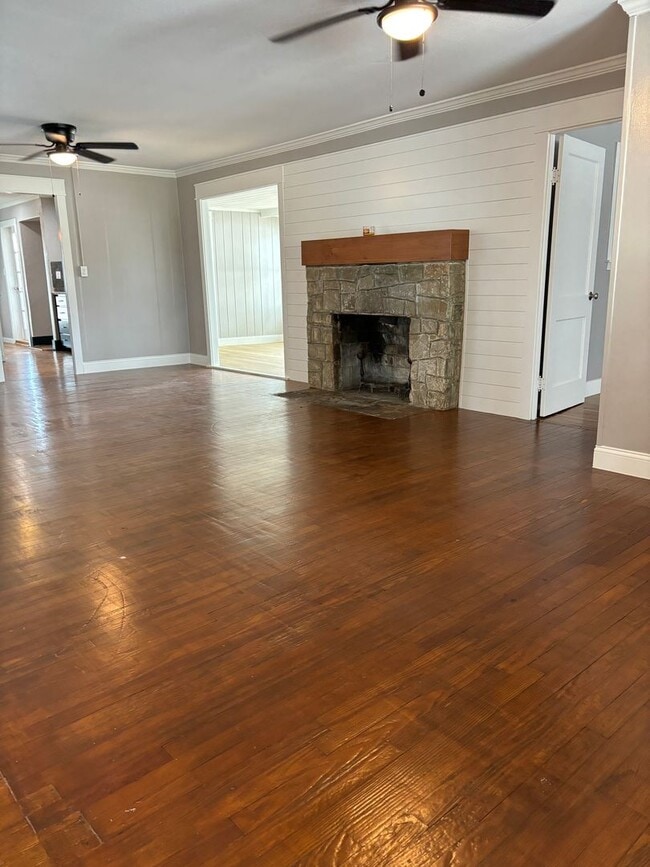 Building Photo - 1 Month Free Rent!! FarmHouse with Room for Everyone