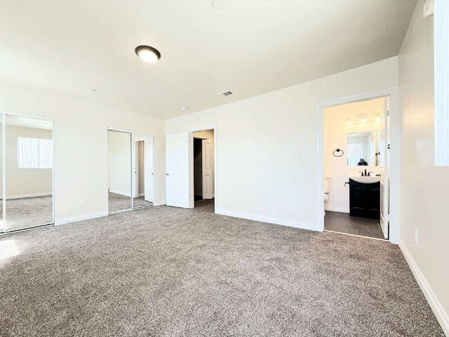 Building Photo - 116 W 50th St