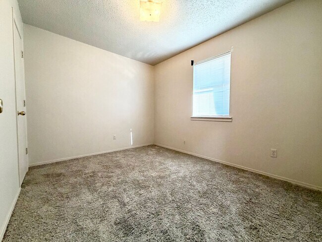 Building Photo - ***102 NW K Unit B***