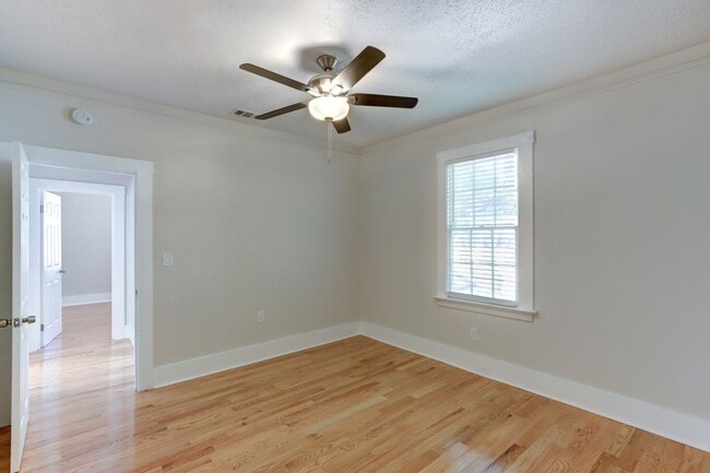 Building Photo - Renovated Three Bedroom, Two Bathroom Sing...