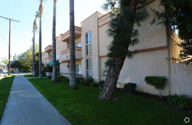 Building Photo - Courtyard Apartments