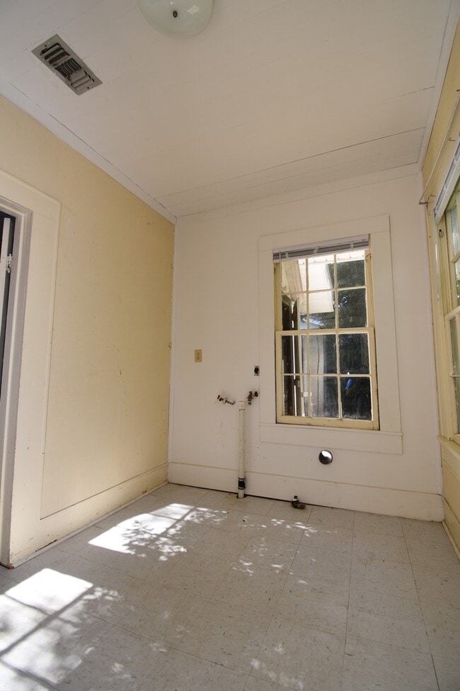 Building Photo - Recently Updated 3 Bedroom House