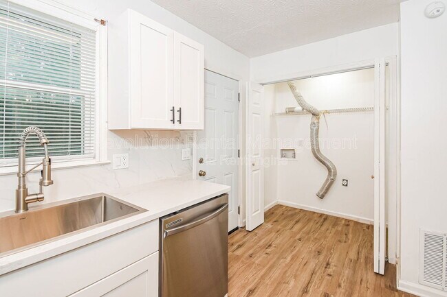 Building Photo - 1301 Sweet Pine Dr