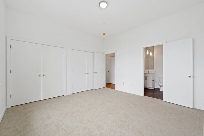 Building Photo - Gorgeous Downtown Durham 2bd/2ba Condo Ava...