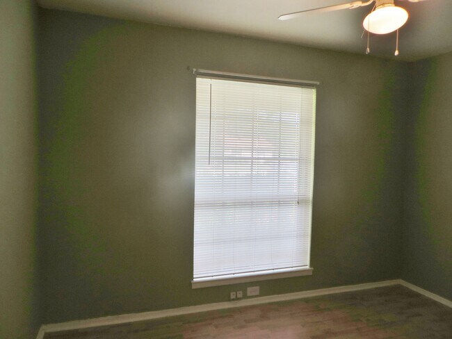 Building Photo - 3 Bedroom 2 Bathroom Georgetown Home