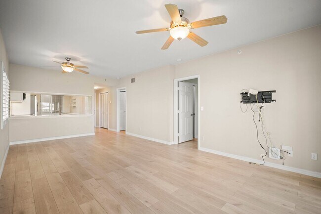 Building Photo - Stunning 2 beds 2 baths condo with lake vi...
