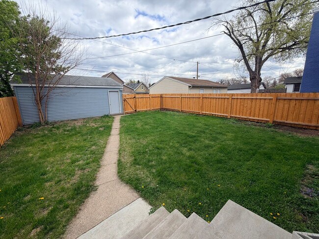 Building Photo - Gorgeous 3 Bedroom with Modern Upgrades!!