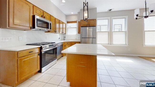 Building Photo - 11 Schuyler Ct